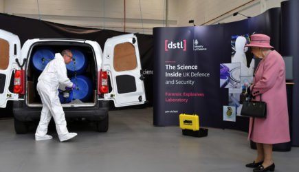 Елизавета II вышла из самоизоляции ради экспертов по «Новичку»