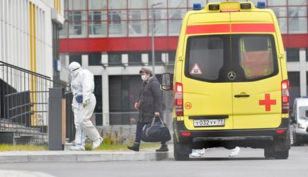 «Дедушка крепкий, никак не сдохнет»: Труженика тыла с пневмонией вывезли умирать к дверям больницы