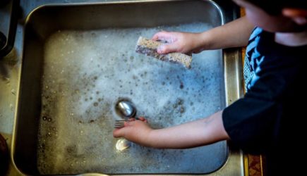 Недорогое средство вернет посуде утраченный блеск — рецепт