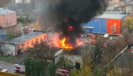 В Москве потушили пожар на складе с газовыми баллонами