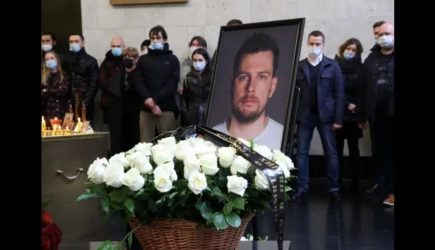 Вдова у&nbsp;гроба Колтового прятала лицо за&nbsp;чёрной маской