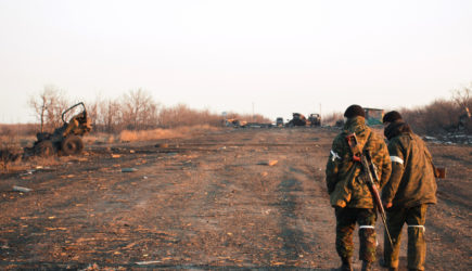 Украинские военные подорвались на неизвестном устройстве в Донбассе