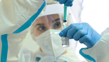 В Минздраве РФ рассказали, кому противопоказана вакцина от коронавируса