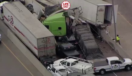 Момент жесткого ДТП с сотней автомобилей в Техасе попал на видео