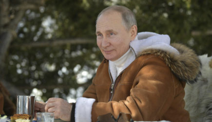 &#171;Путин высоко возносится&#187;: Норвежец разгадал тайну таёжных фотографий президента РФ