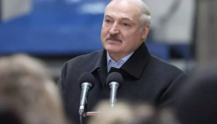 Лукашенко пошутил насчет падающего Байдена