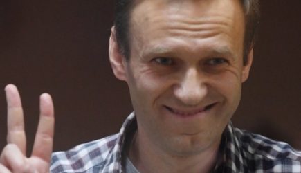 Что думают о Навальном его сокамерники: ушам не верим