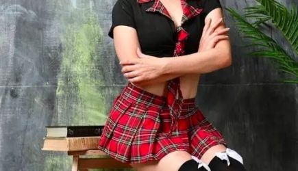 Жену российского депутата обвинили в съемке порно со школьницами