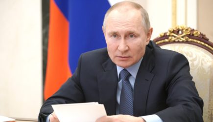 Путин призвал нарастить темпы вакцинации от COVID-19 среди россиян