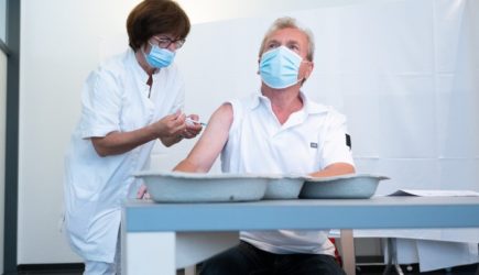 Врач о вакцинации — накипело: «И тромбы везде. Не? Не пугает?»