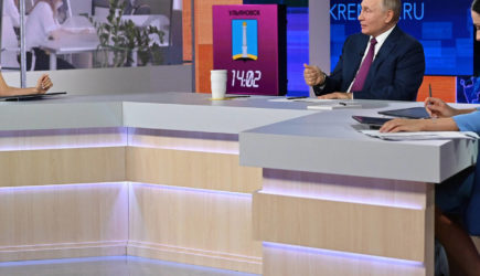 Ведущая прямой линии пошутила над Путиным