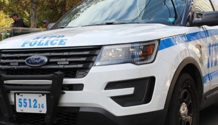 Мужчина напал на женщину днем и залез ей в шорты