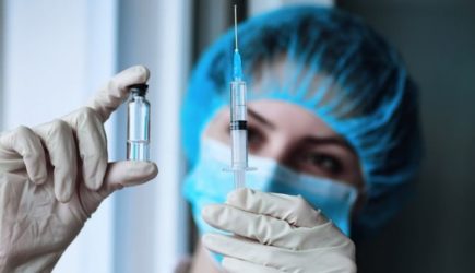 Врач рассказал об&nbsp;отличиях течения коронавируса для привитых людей