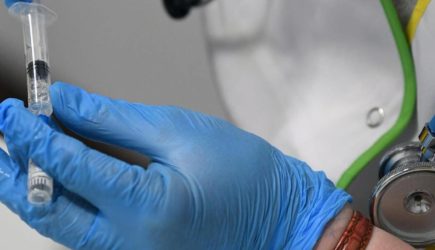 Роспотребнадзор призвал привить всех россиян