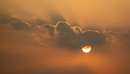 Светофоры плавятся, обшивка стекает с машин: Кувейт раскалился до +73 градусов