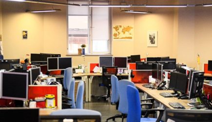 Минтруд разрешил непривитым сотрудникам работать дистанционно