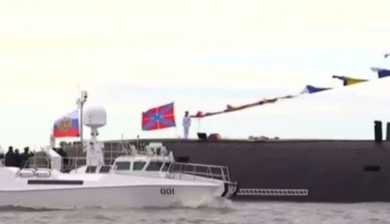 Путин с катера осмотрел корабли в Петербурге и поздравил личный состав ВМФ