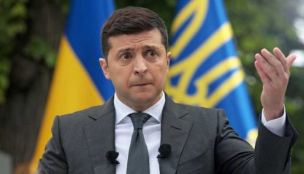 «Очень дальние родственники»: Зеленский неубедительно ответил на статью Путина об Украине