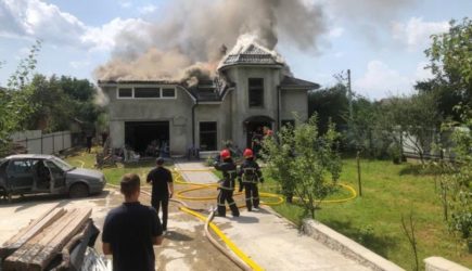 На&nbsp;Украине самолет упал на&nbsp;жилой дом, погибли четыре человека