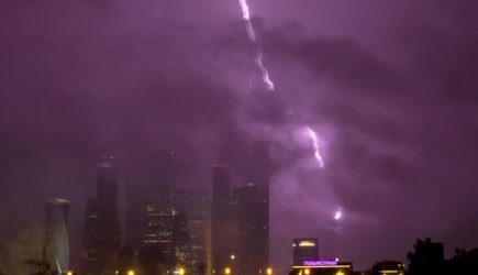 ГУ МЧС России объявило экстренное предупреждение в связи с надвигающейся на город грозой