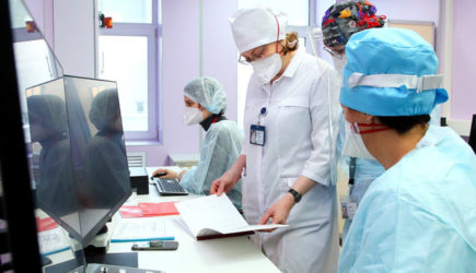 Вирусологи объяснили парадокс смертности и заболеваемости COVID-19 в России