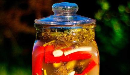 Проще простого: салат из огурцов и болгарского перца на зиму