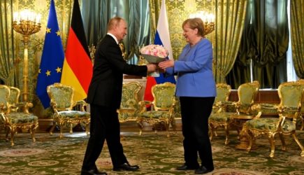 Китайские журналисты Sоhu объяснили, почему Путин опять подарил Меркель букет цветов