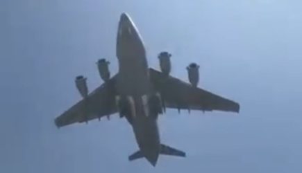 Момент падения людей с улетающего из Кабула самолета. Видео