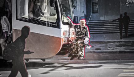 Бабушка-зацепер парализовала движение трамваев в Ульяновске