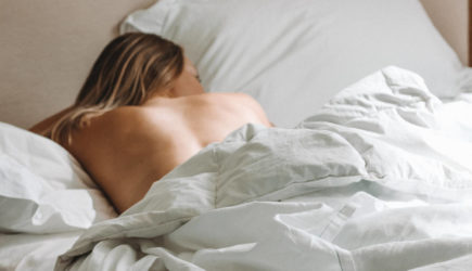 Врачи назвали приводящие к старению лица ошибки во время сна