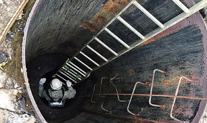 В Кривом Роге работников водоканала насмерть засосало в колодец