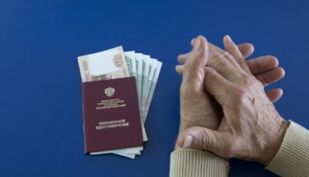 Подарок пенсионерам к Новому году: до 15 тысяч рублей на карту