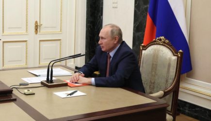 Путин подписал закон о защите соцвыплат от списания в счет долгов