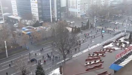 Участники массовых беспорядков ворвались в аэропорт Алма-Аты