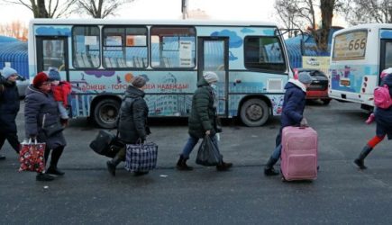 Путин поручил оказать помощь прибывающим в Россию беженцам из ДНР и ЛНР