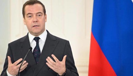 Медведев заявил о симметричном ответе на арест денег россиян за рубежом