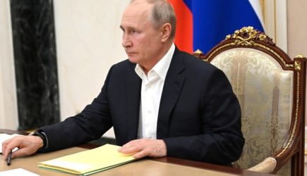 Путин разрешил компаниям расплачиваться с недружественными кредиторами рублями