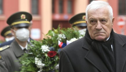 «Только под угрозой смерти»: Экс-президент Чехии отказался вернуть русскую награду