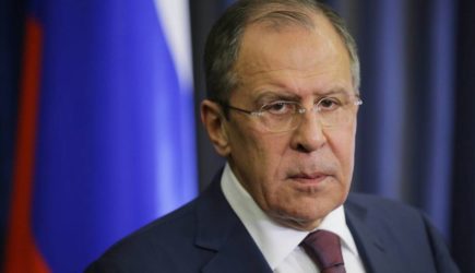 Лавров заявил о держащих украинскую делегацию за руку США