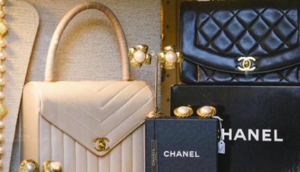 В московском салоне красоты клиентки начали расплачиваться сумками Chanel