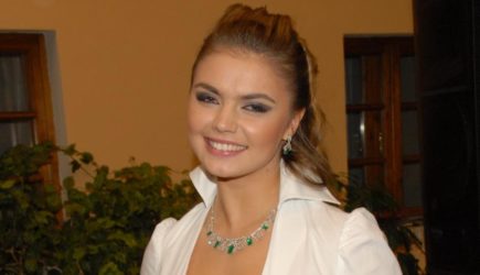 Раскрыта баснословная стоимость «скромного» наряда вышедшей в свет Кабаевой