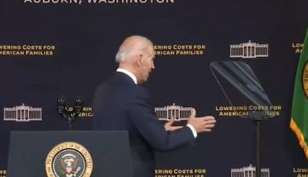 Байден повторно пожал руку пустоте