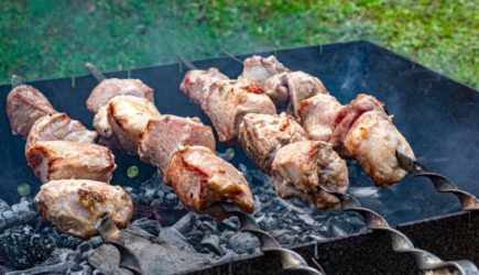 Без пережарки и углей: как правильно приготовить мясо на природе