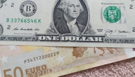 Евро рухнул. Кому это выгодно?