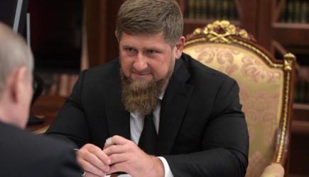 Кадыров заявил об отправляющих &laquo;простых тружеников&raquo; на передовую властях Украины