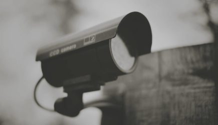 Девушка установила камеру у дома и сделала неприятное открытие