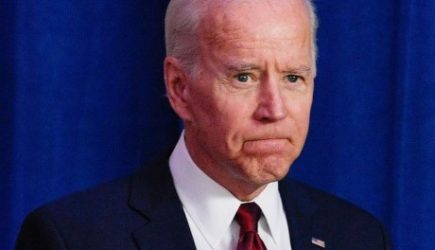 Байден упал с велосипеда и попал на видео