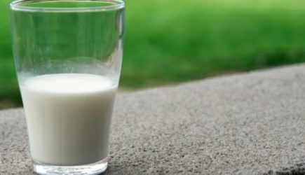 Не надо пить много: врач Мясников назвал продукт, способный привести к раку