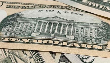 Массовое избавление от валюты в России достигло рекорда — ЦБ