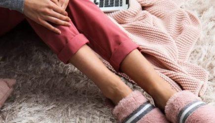 Почему носить тапочки дома вредно для здоровья